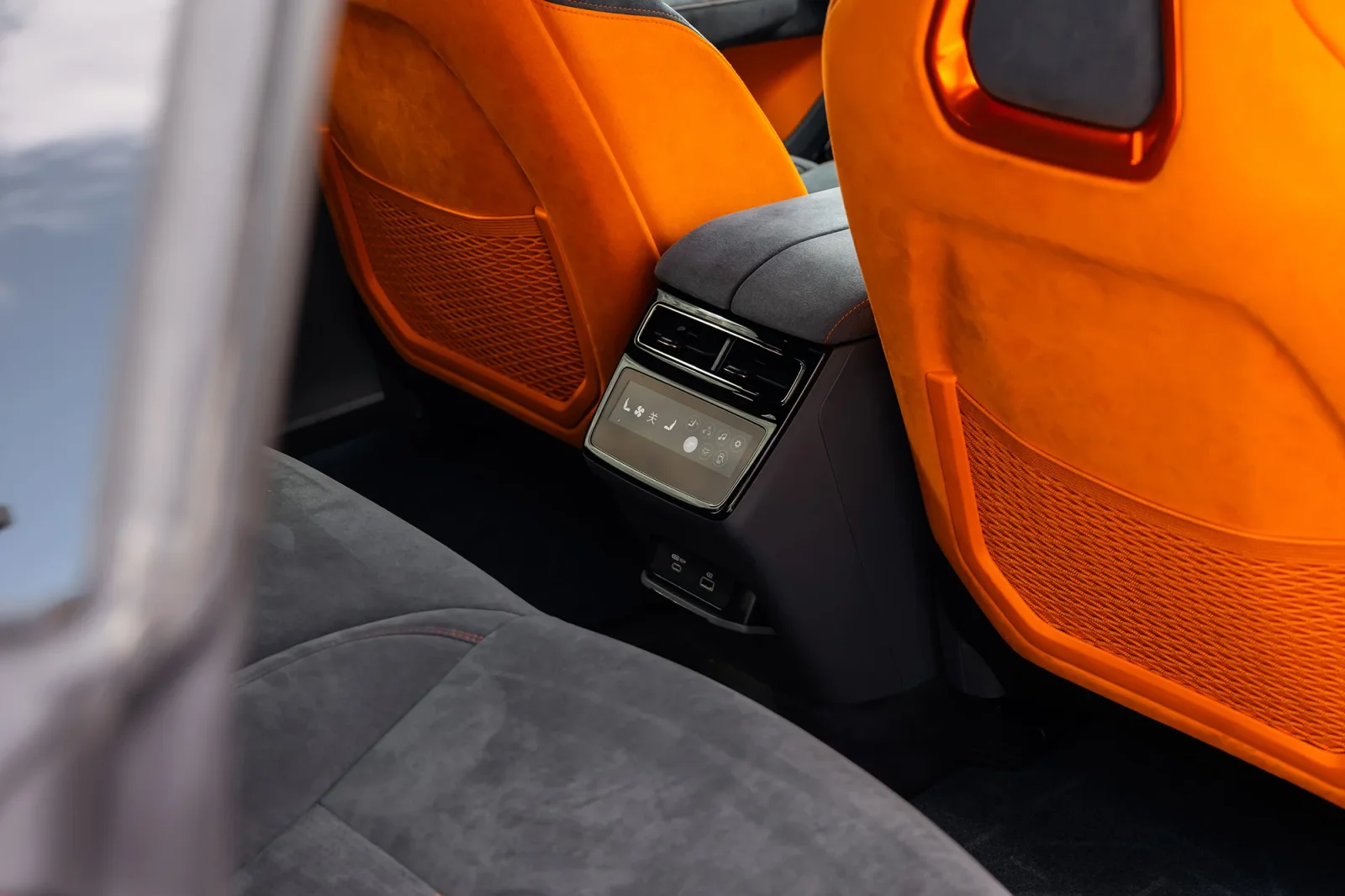 Huren Zeekr 1  Oranje 2023 in Dubai - 7 