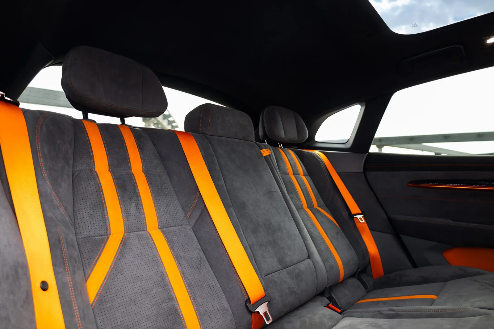 Huren Zeekr 1  Oranje 2023 in Dubai - 9 