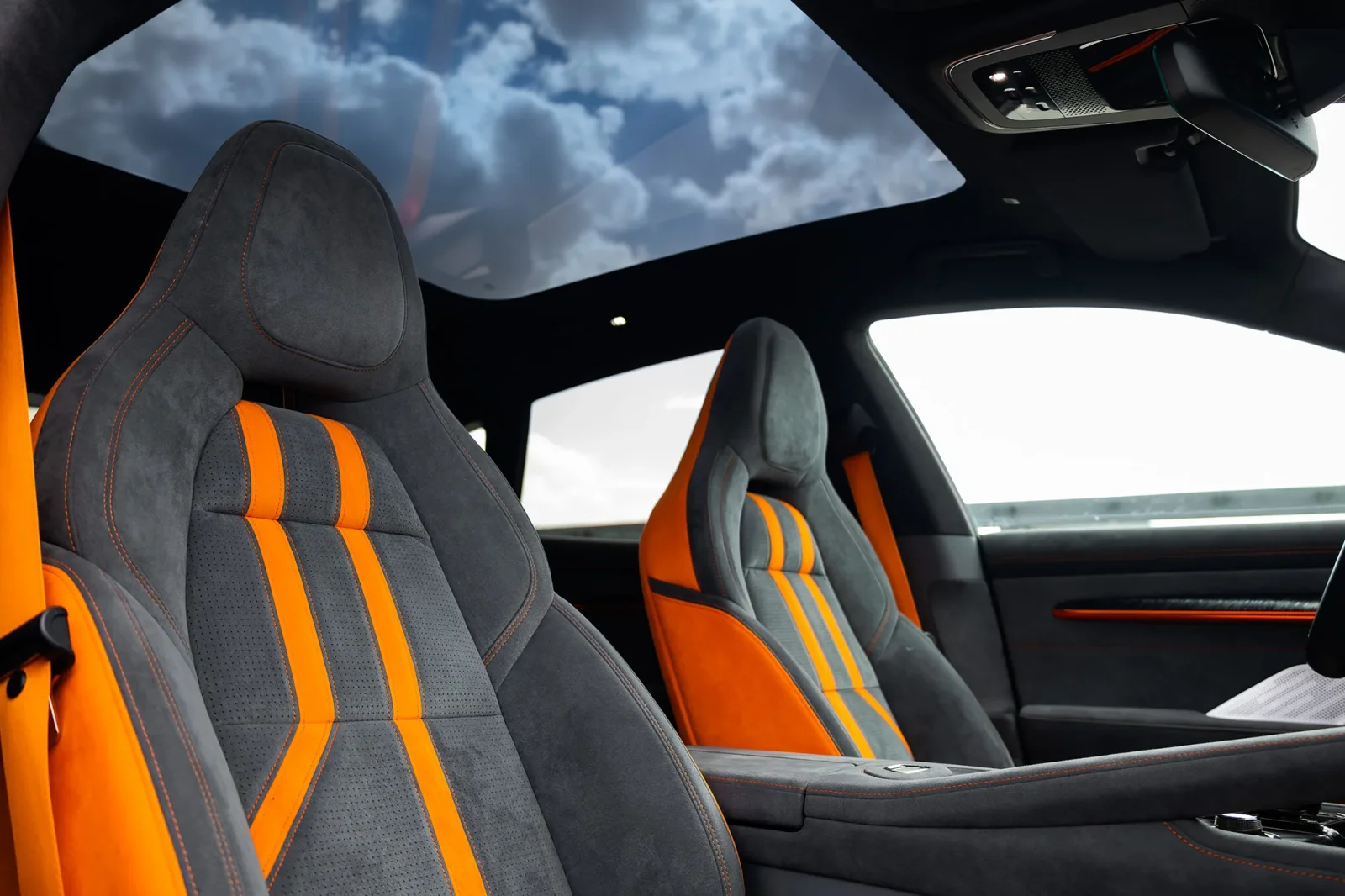 Huren Zeekr 1  Oranje 2023 in Dubai - 3 