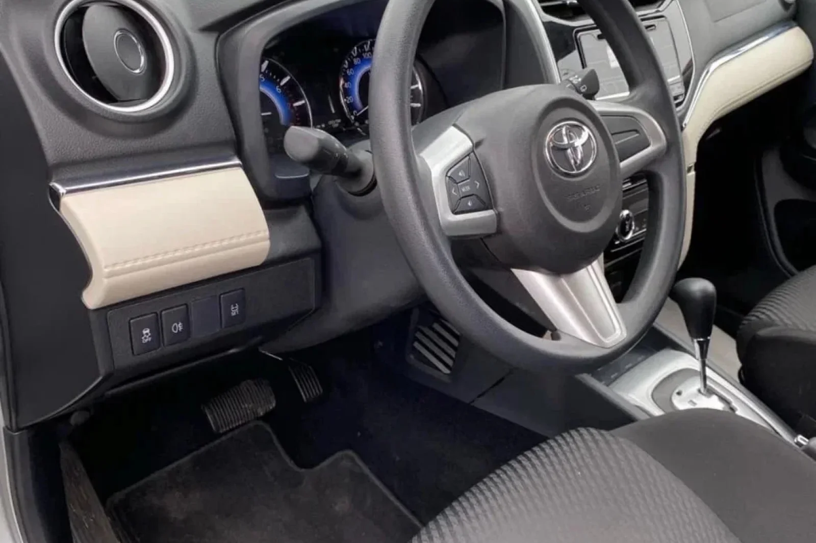 Alquiler Toyota Rush  Blanco 2023 en Dubái - 2 