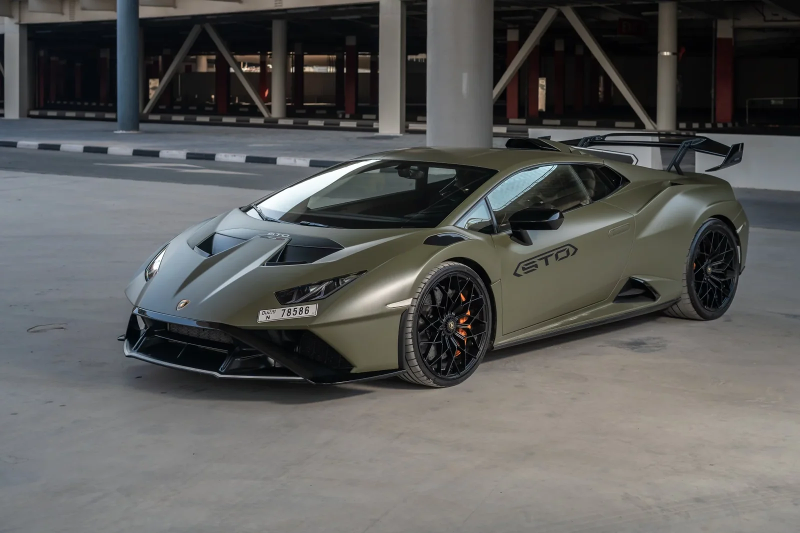 Kiralık Lamborghini Huracan STO Yeşil 2023 içinde Dubai