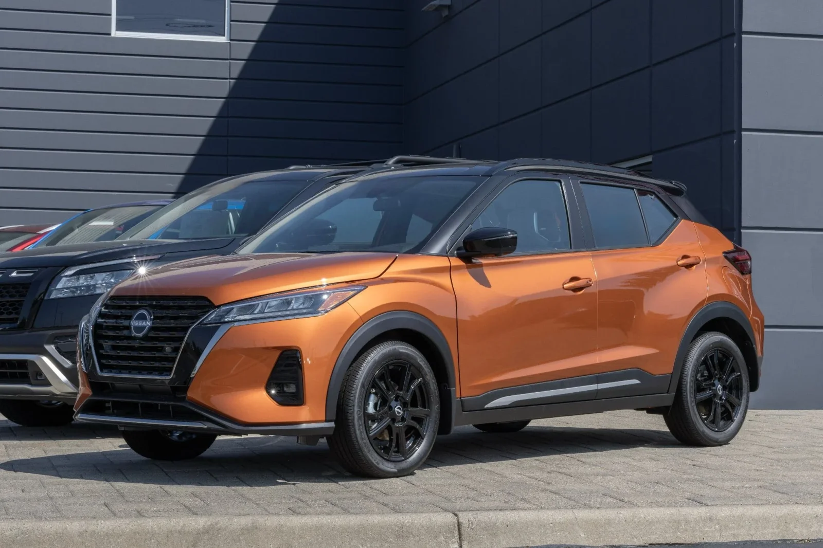 Huren Nissan Kicks  Oranje 2023 in Dubai - 2 
