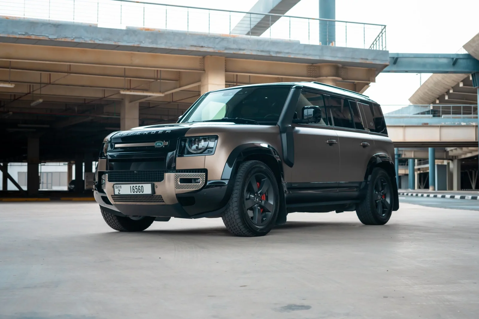 Loyer Land Rover Defender  Brun 2021 en Dubai