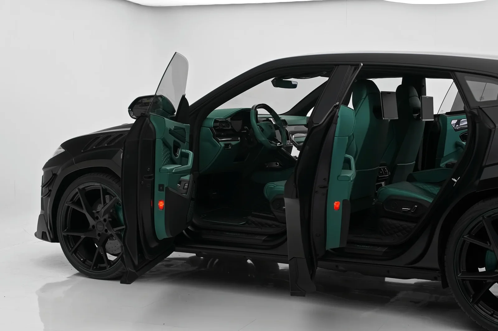 Miete Lamborghini Urus  Schwarz 2023 in der Dubai - 2 