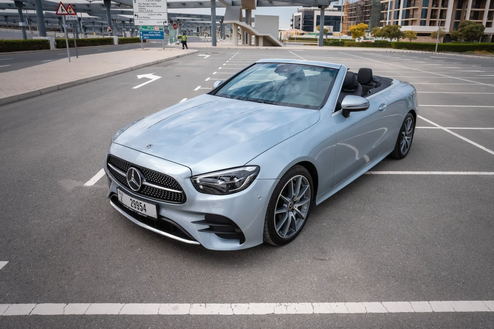 Miete Mercedes-Benz E-Class E200 Grau 2022 in der Dubai