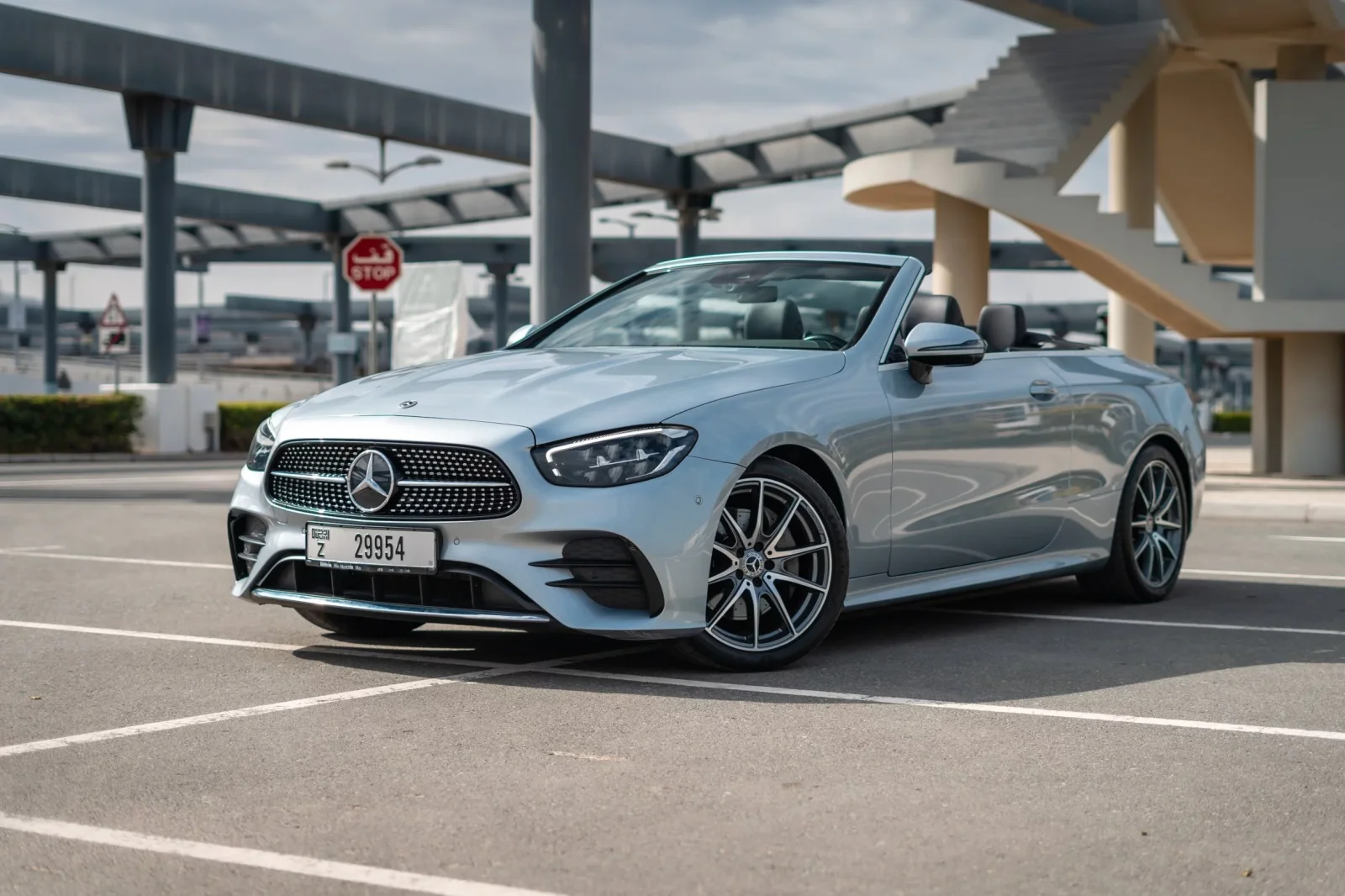 Miete Mercedes-Benz E-Class E200 Grau 2022 in der Dubai