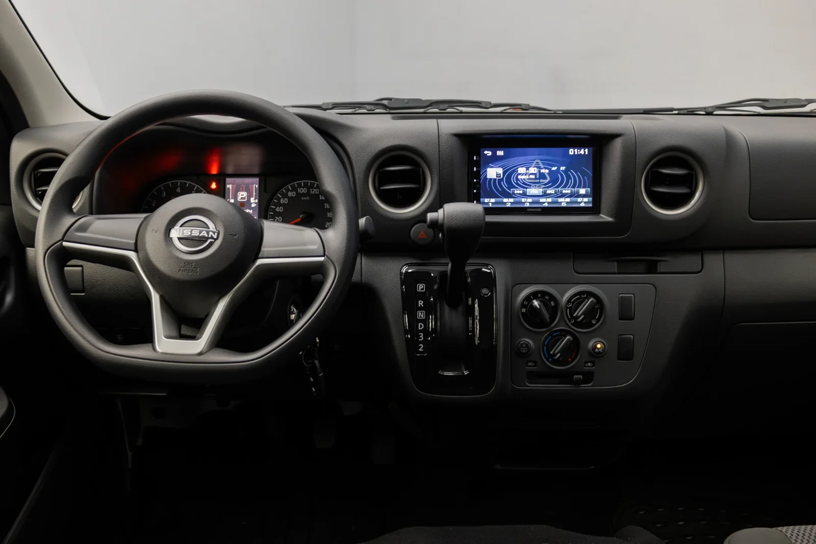 Loyer Nissan Urvan  Blanc 2025 en Dubai - 2 