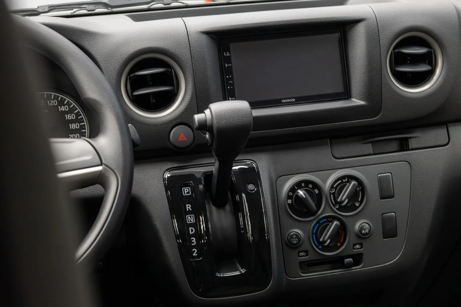 Loyer Nissan Urvan  Blanc 2025 en Dubai - 3 