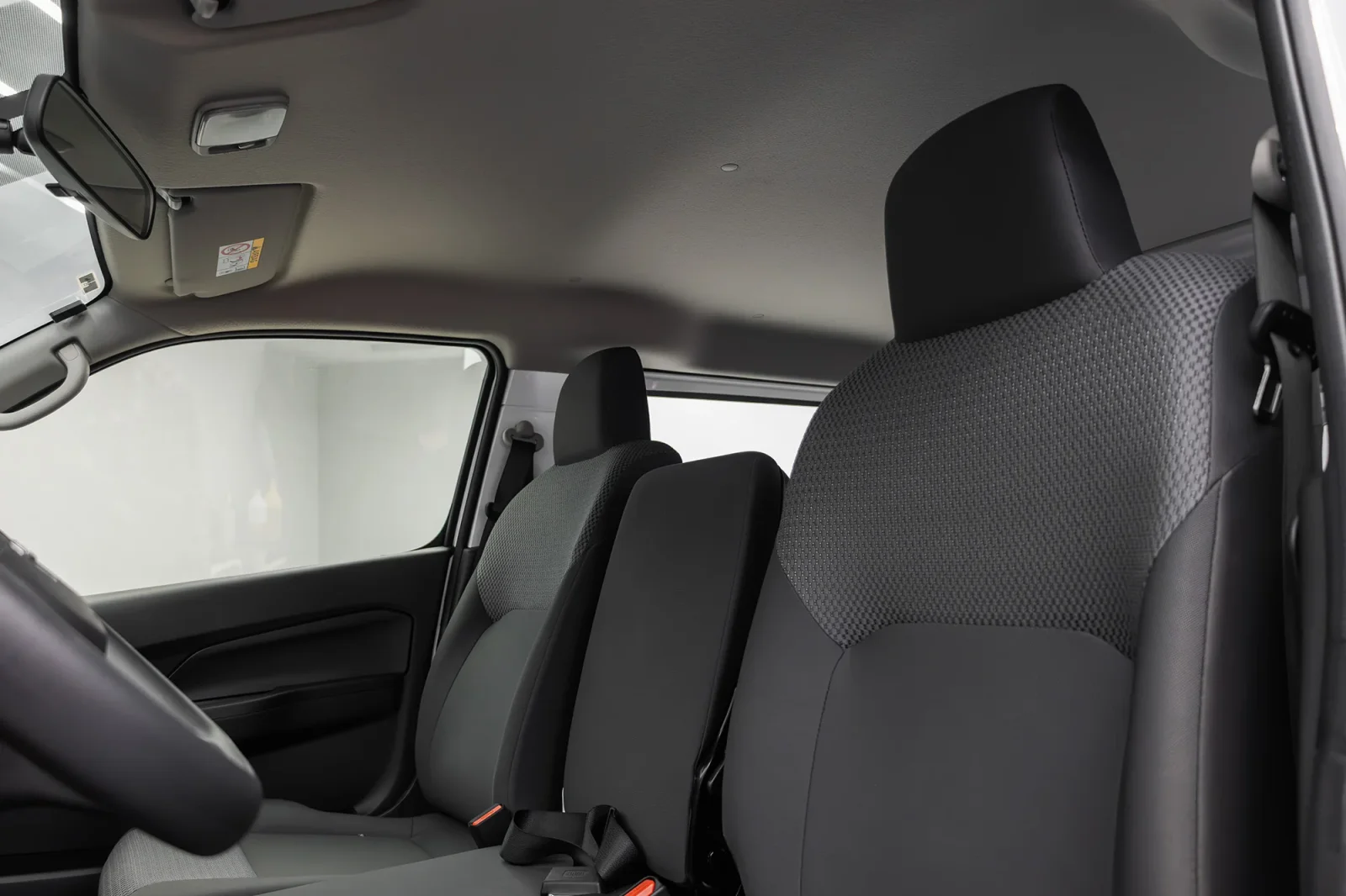 Loyer Nissan Urvan  Blanc 2025 en Dubai - 4 