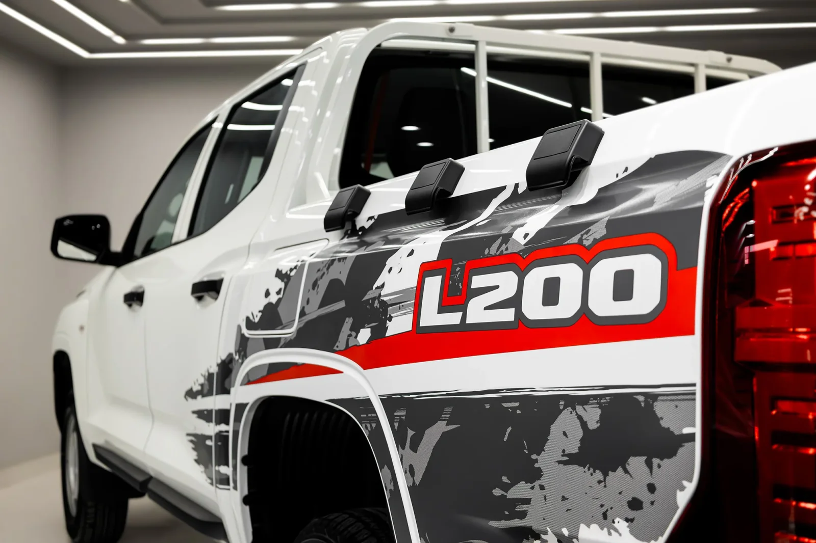 Huren Mitsubishi L200 Double Cap Wit 2026 in Dubai - 7 