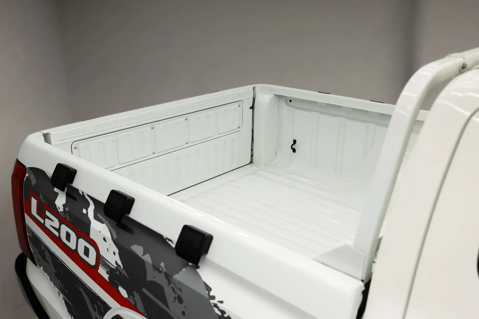 Huren Mitsubishi L200 Double Cap Wit 2026 in Dubai - 8 