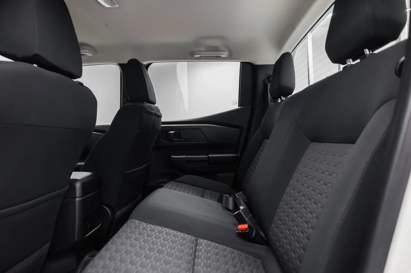 Huren Mitsubishi L200 Double Cap Wit 2026 in Dubai - 6 