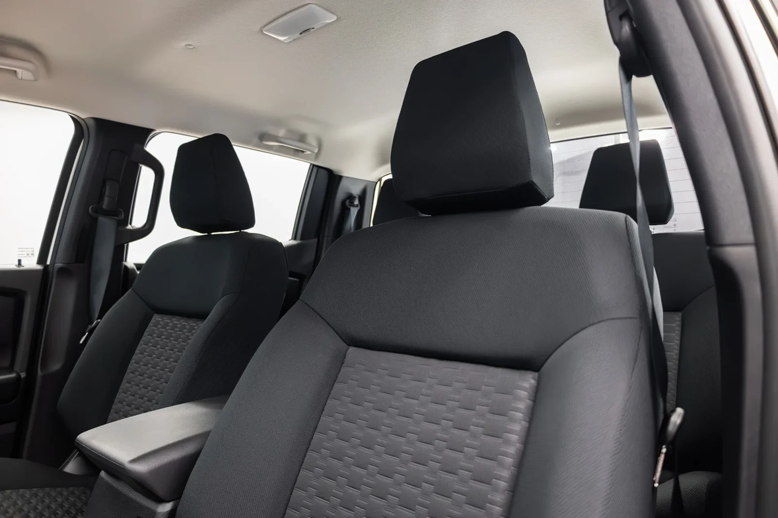 Huren Mitsubishi L200 Double Cap Wit 2026 in Dubai - 5 