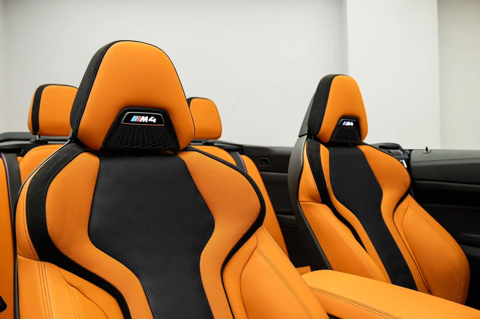 Alquiler BMW M4  Rosa 2024 en Dubái - 3 