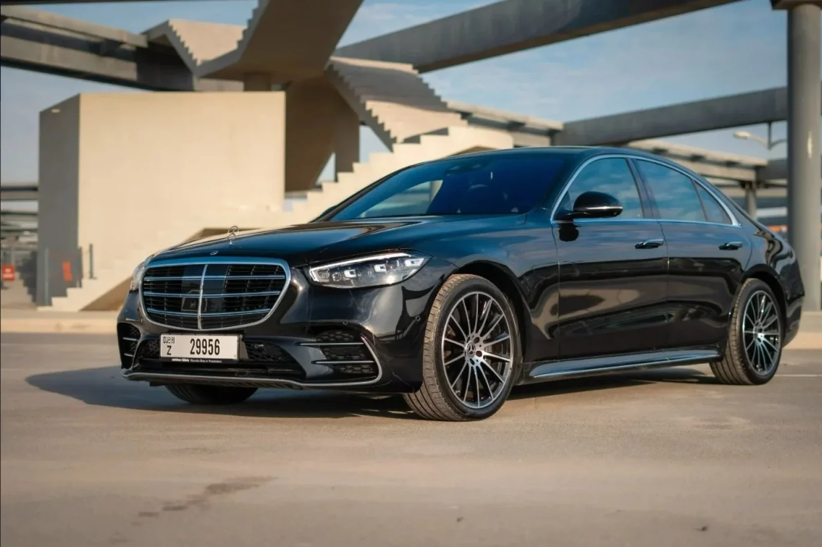 Kiralık Mercedes-Benz S-Class S500 Siyah 2022 içinde Dubai