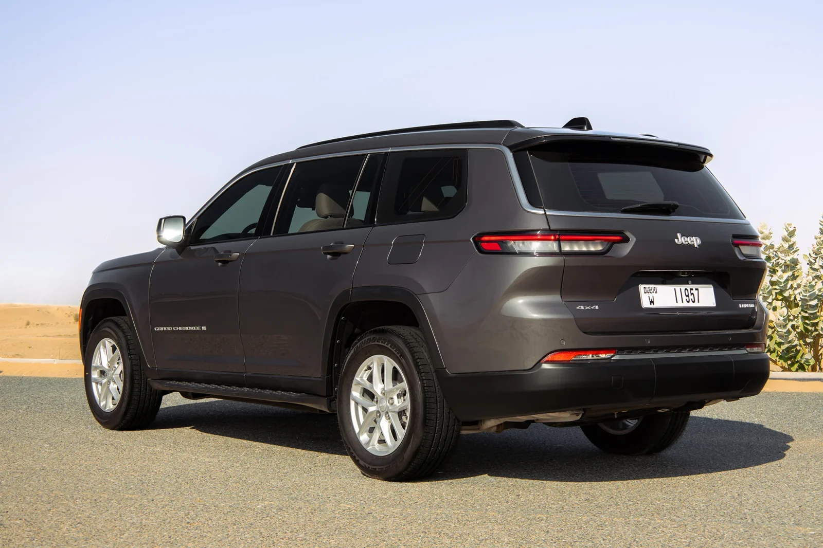 Affitto Jeep Grand Cherokee  Grigio 2025 in Dubai - 9 