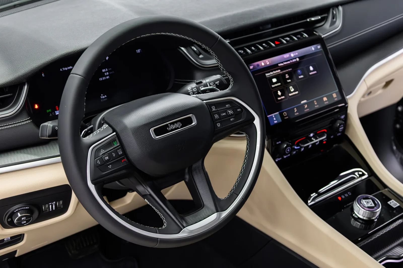 Affitto Jeep Grand Cherokee  Grigio 2025 in Dubai - 2 