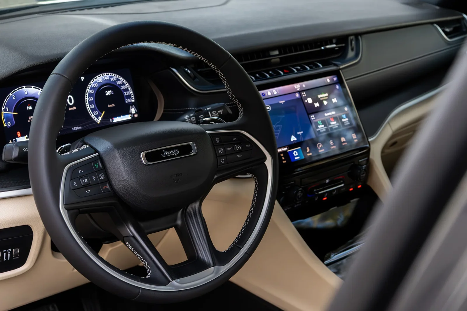 Affitto Jeep Grand Cherokee  Grigio 2025 in Dubai - 4 