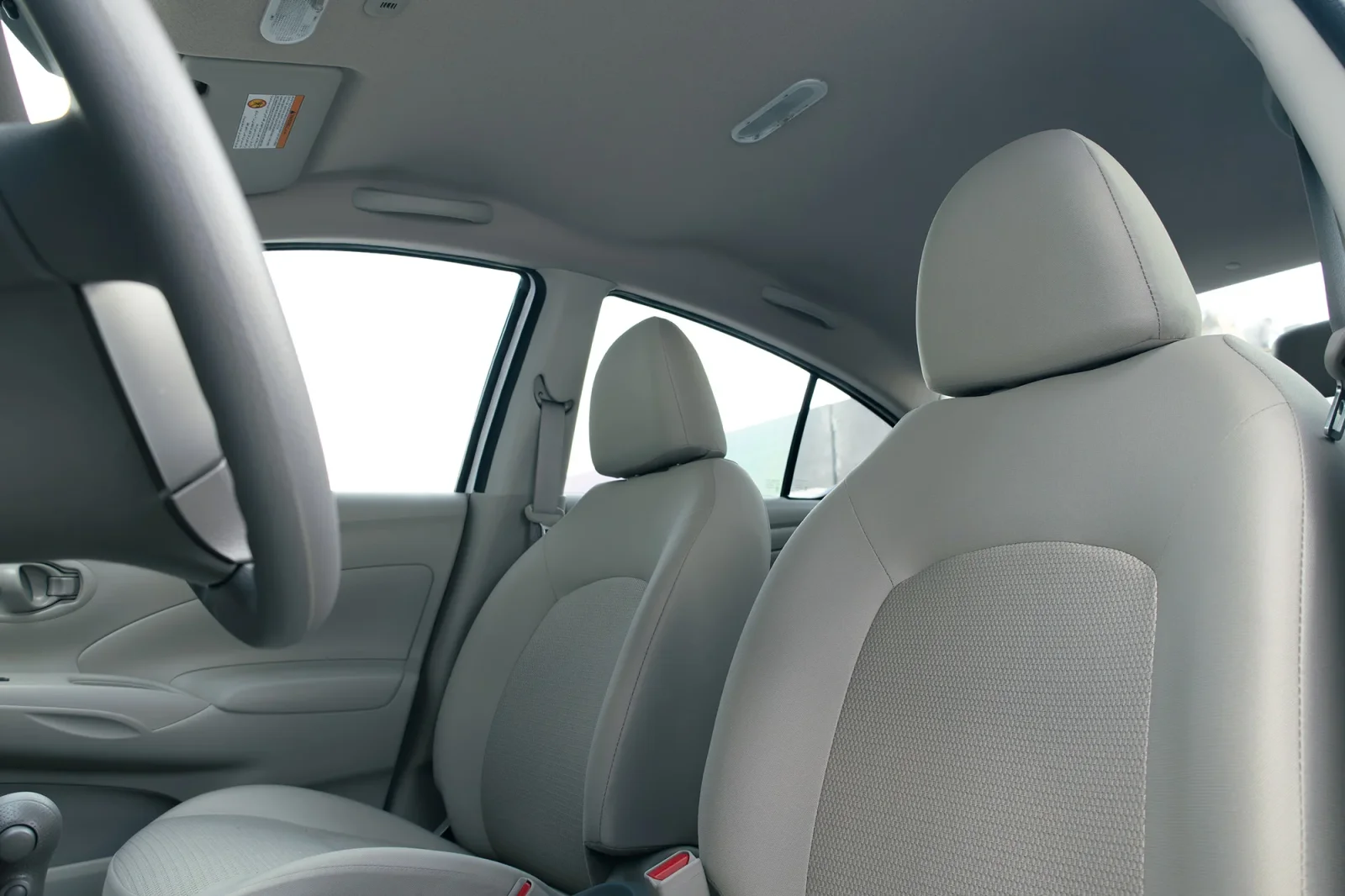 Huren Nissan Sunny  Wit 2025 in Dubai - 7 