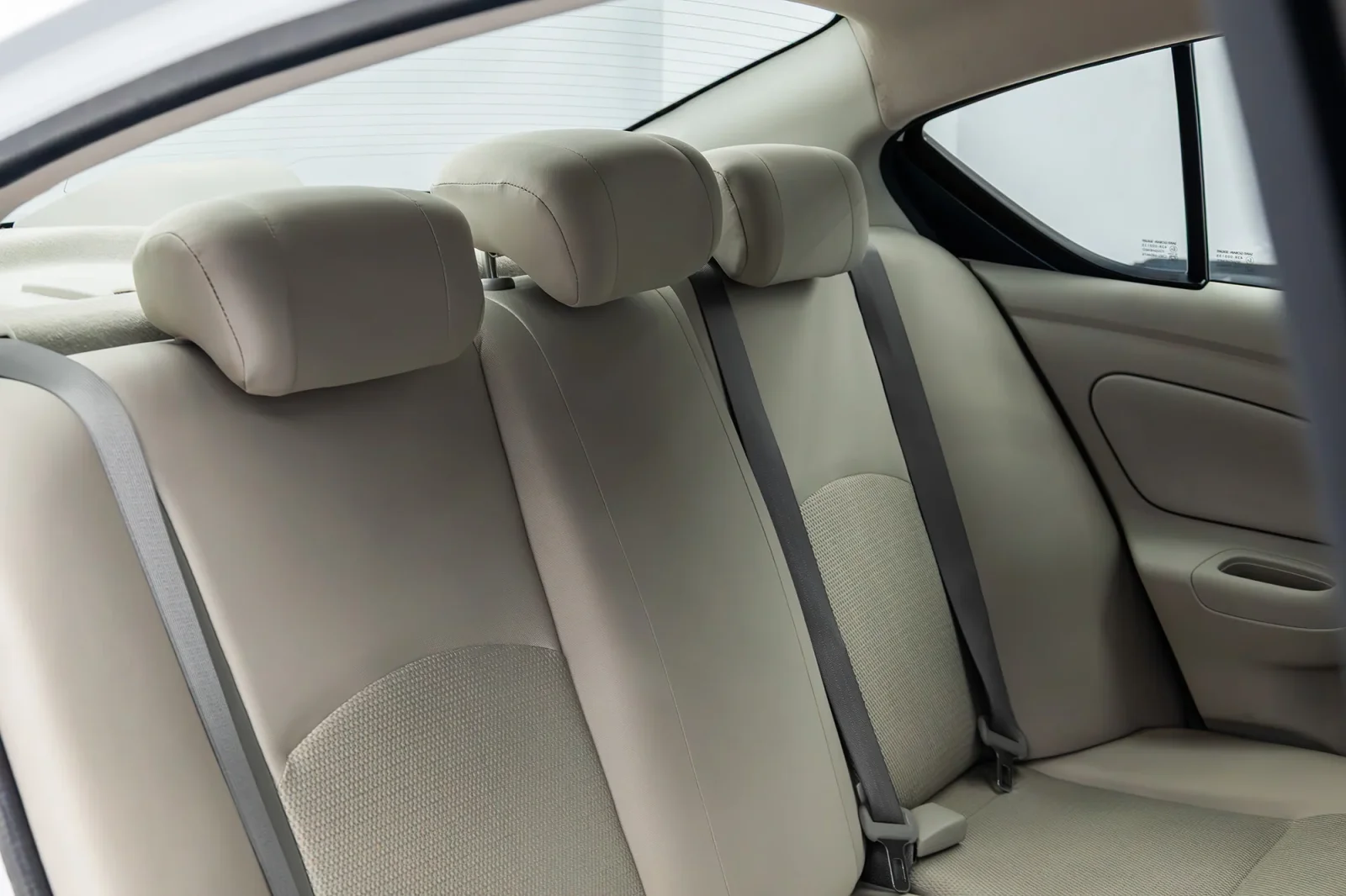 Huren Nissan Sunny  Wit 2025 in Dubai - 4 