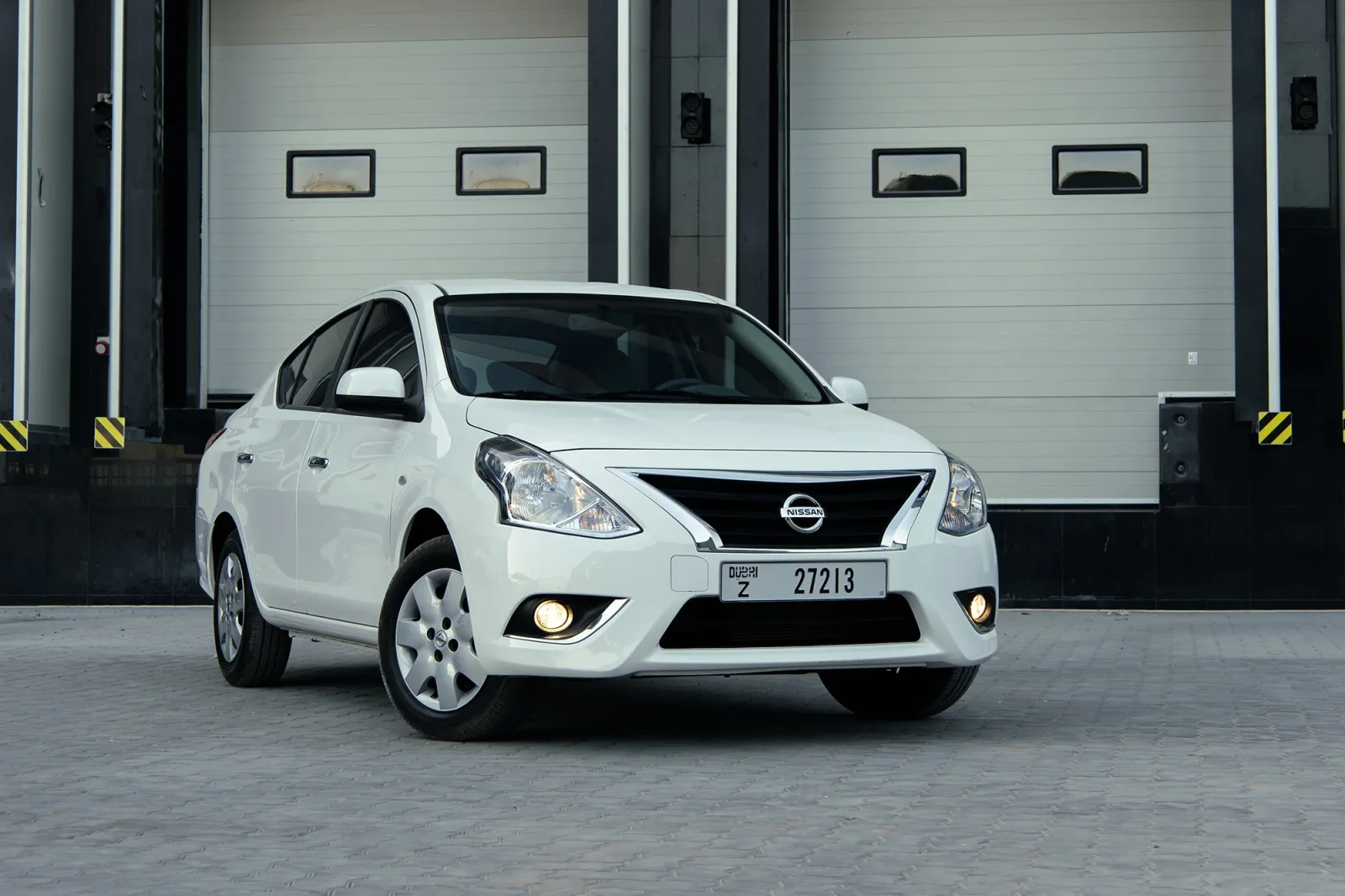 Huren Nissan Sunny  Wit 2025 in Dubai