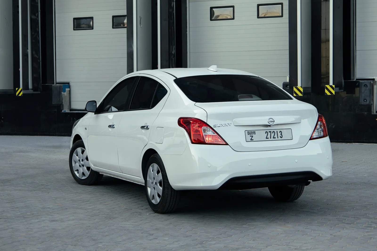 Huren Nissan Sunny  Wit 2025 in Dubai - 13 
