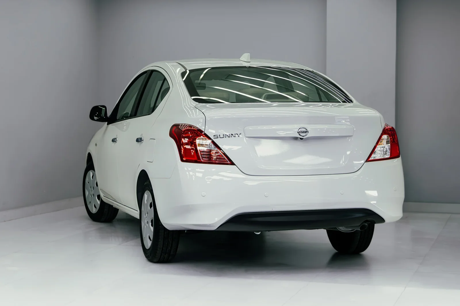 Huren Nissan Sunny  Wit 2025 in Dubai - 5 