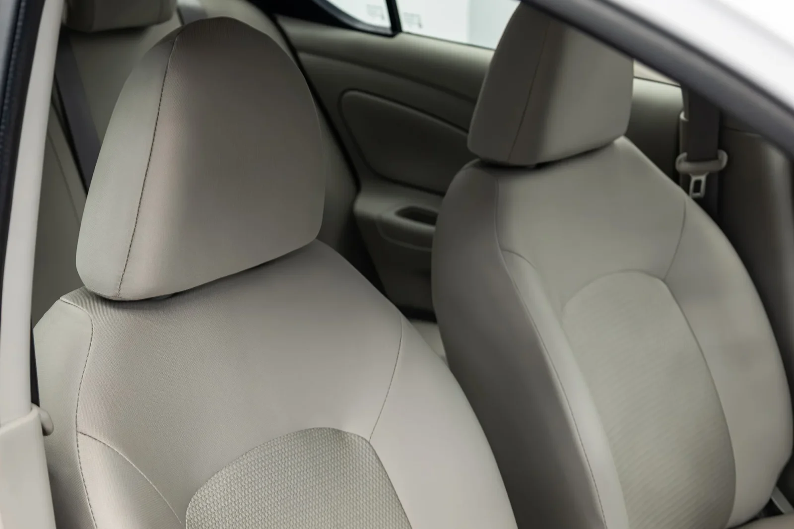 Huren Nissan Sunny  Wit 2025 in Dubai - 3 