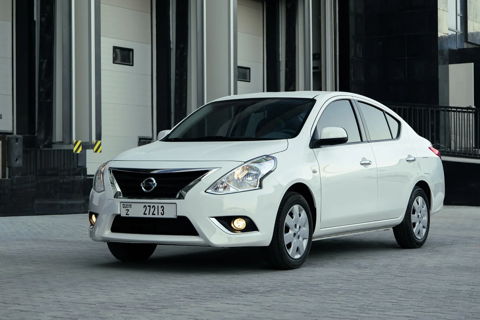 Huren Nissan Sunny  Wit 2025 in Dubai - 11 