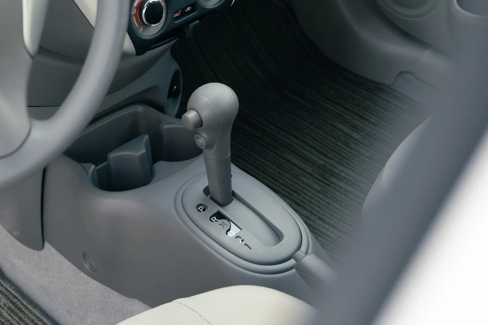 Huren Nissan Sunny  Wit 2025 in Dubai - 4 