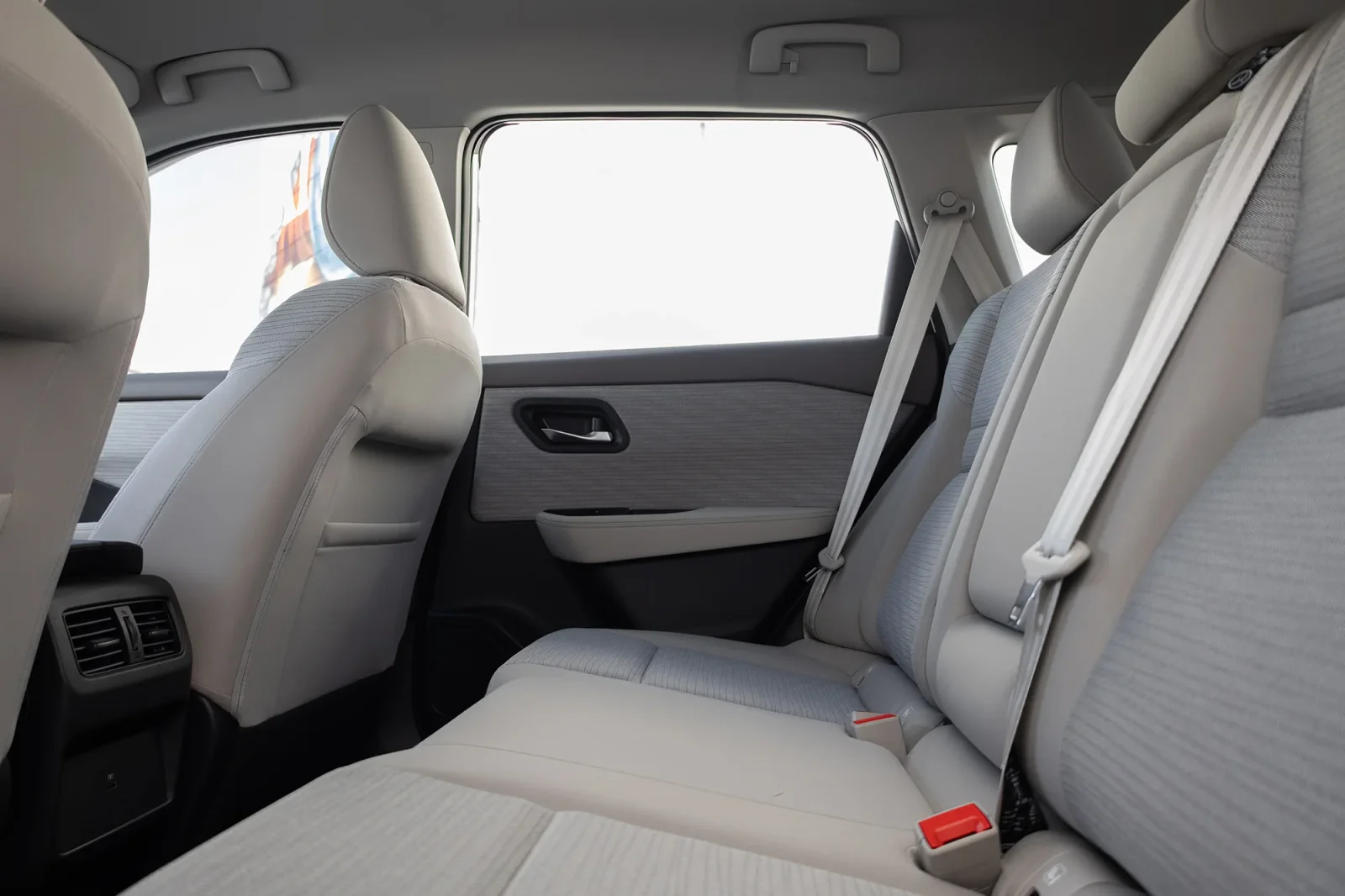 Loyer Nissan X-Trail  Blanc 2026 en Dubai - 13 