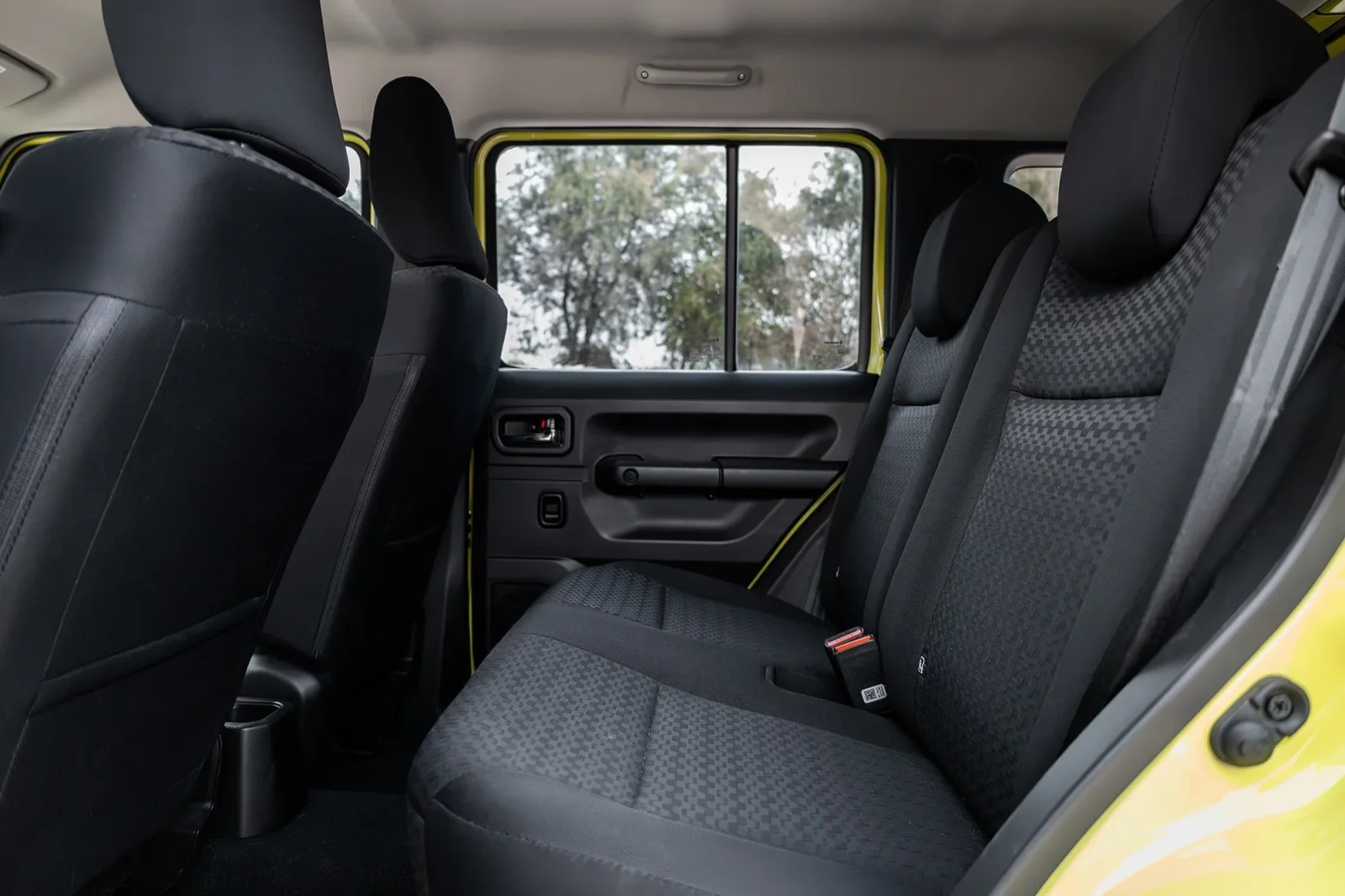 Loyer Suzuki Jimny  Jaune 2026 en Dubai - 12 