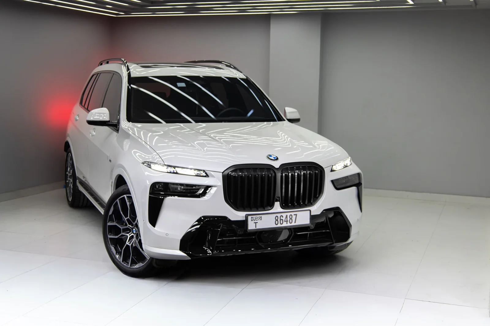 Kiralık BMW X7 40i Beyaz 2025 içinde Dubai