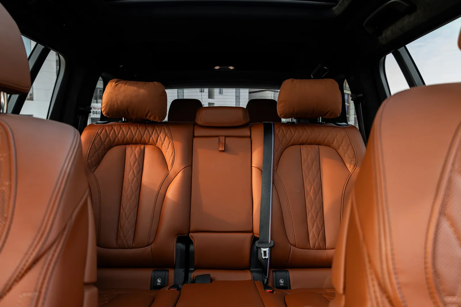 Affitto BMW X7 40i Bianco 2025 in Dubai - 16 