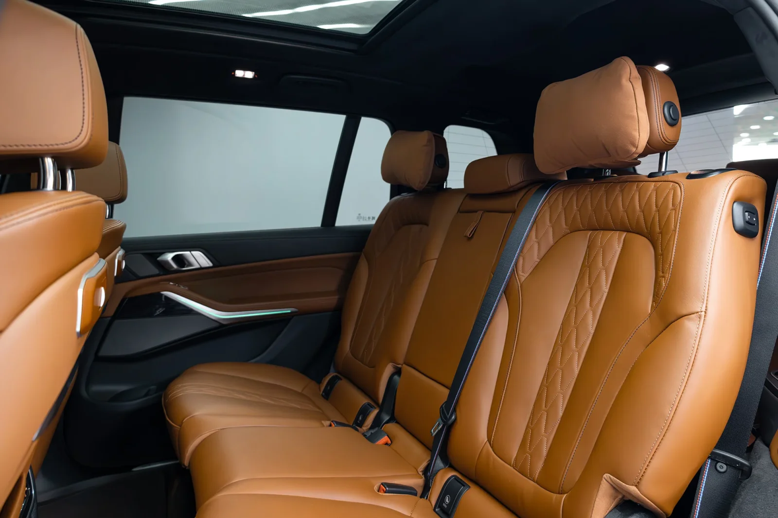 Kiralık BMW X7 40i Beyaz 2025 içinde Dubai - 6 