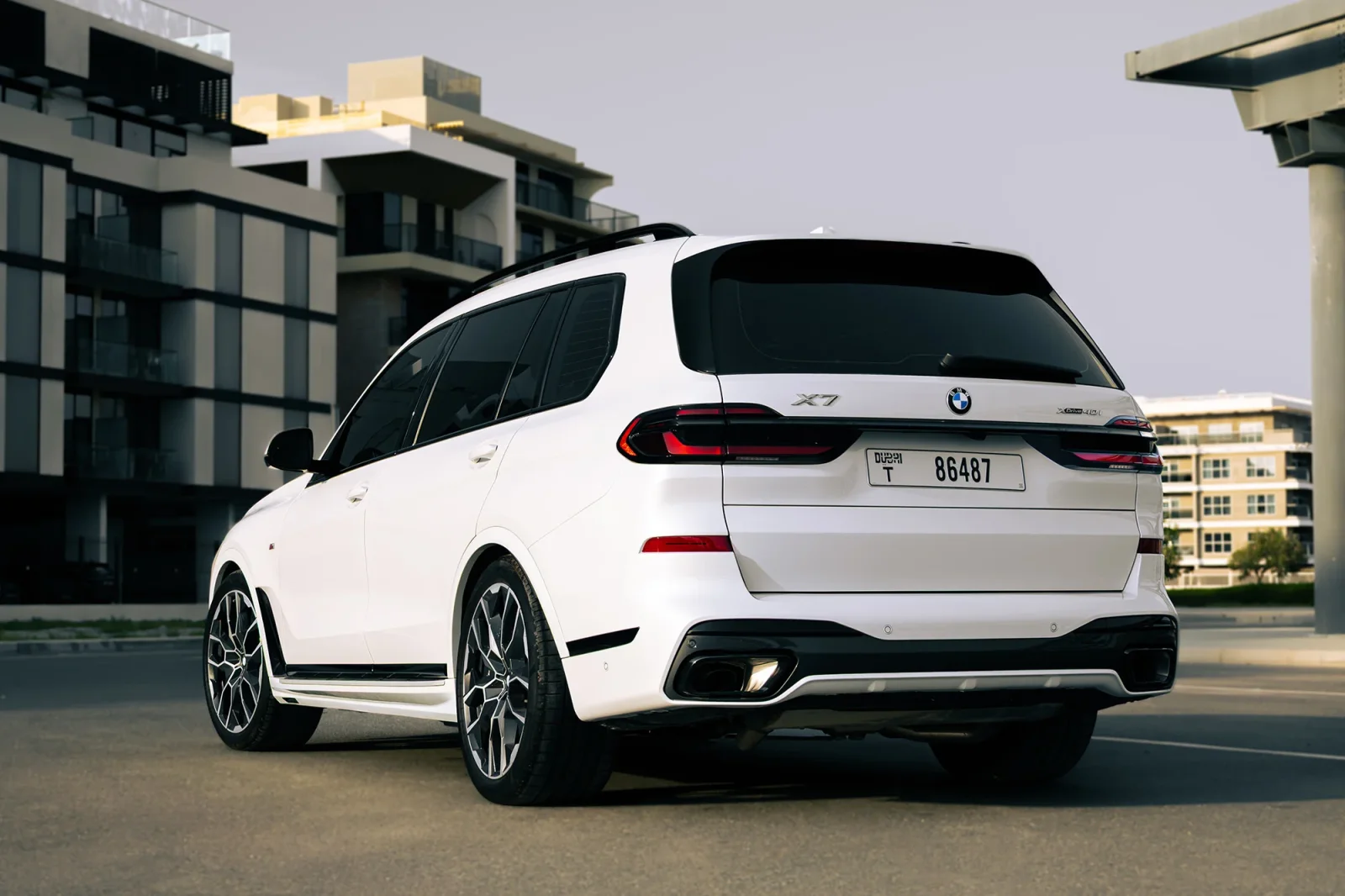Affitto BMW X7 40i Bianco 2025 in Dubai - 4 