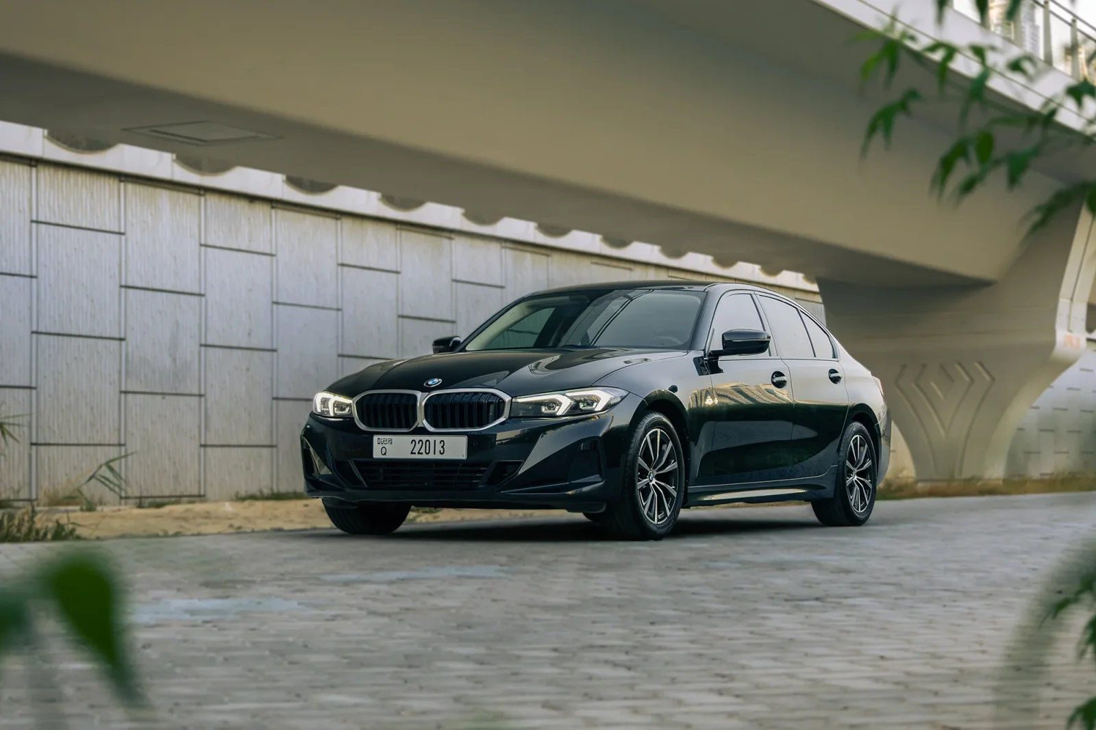 Kiralık BMW 3-Series 318i Siyah 2025 içinde Dubai
