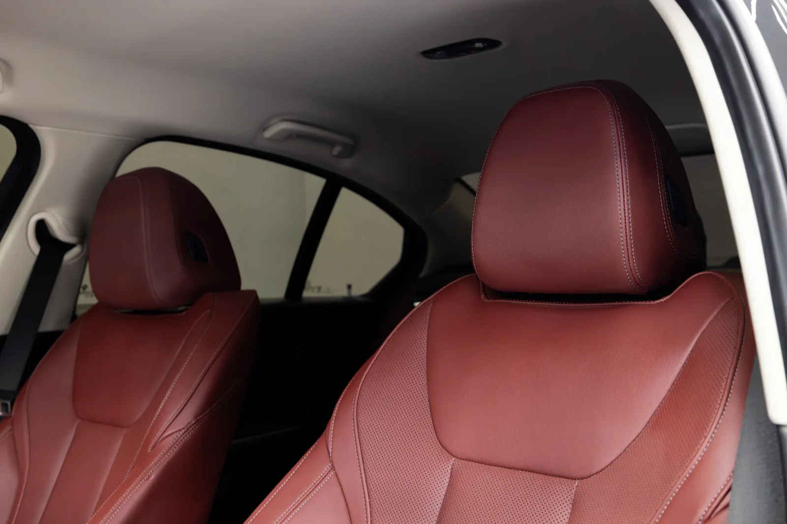 Kiralık BMW 3-Series 318i Siyah 2025 içinde Dubai - 4 