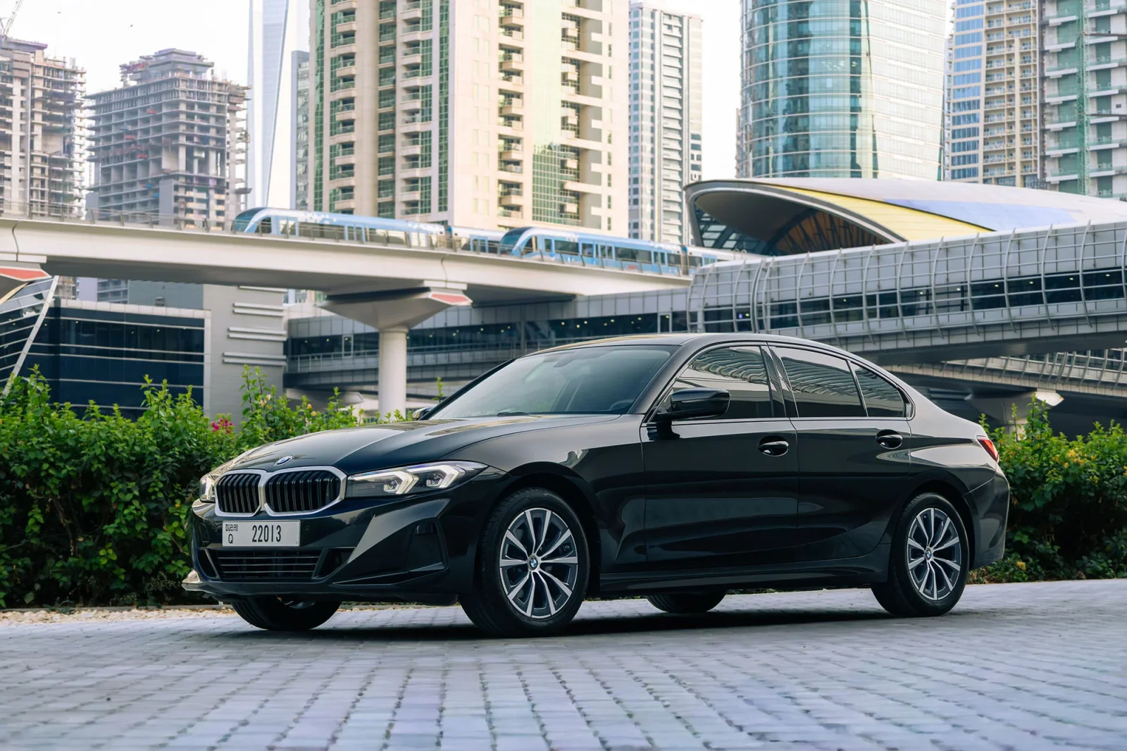 Kiralık BMW 3-Series 318i Siyah 2025 içinde Dubai - 6 