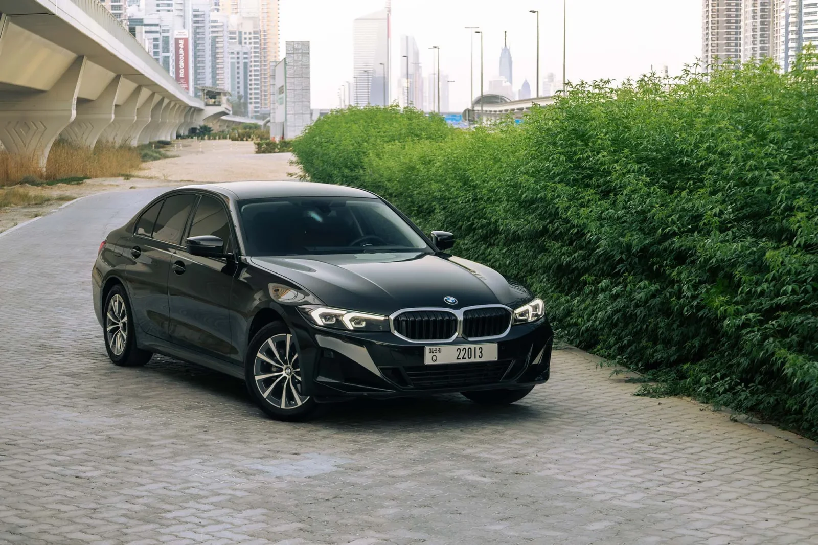 Kiralık BMW 3-Series 318i Siyah 2025 içinde Dubai - 2 