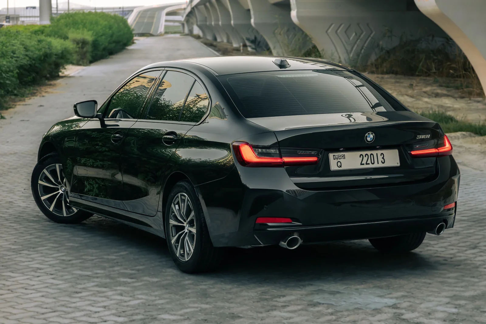 Kiralık BMW 3-Series 318i Siyah 2025 içinde Dubai - 14 