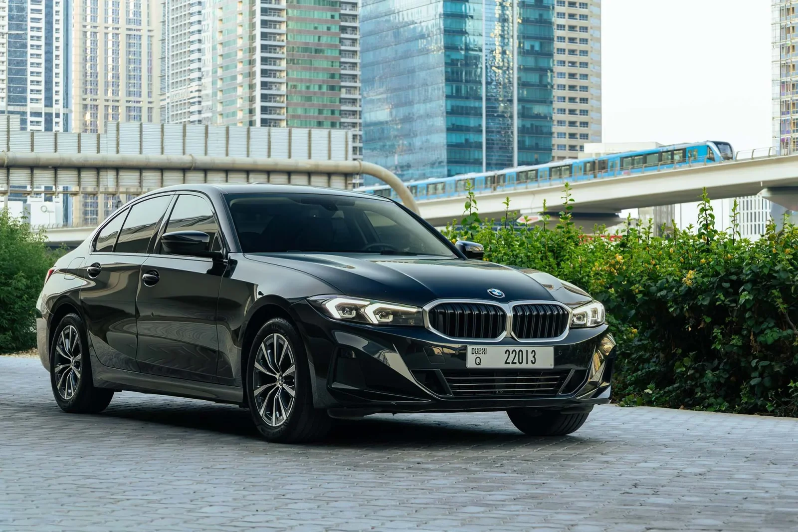 Kiralık BMW 3-Series 318i Siyah 2025 içinde Dubai - 7 