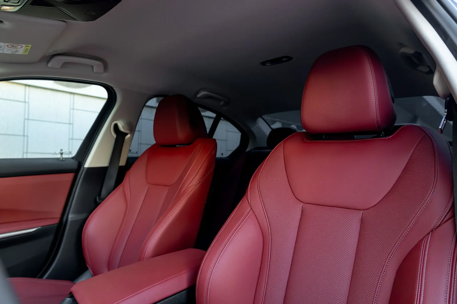 Kiralık BMW 3-Series 318i Siyah 2025 içinde Dubai - 4 