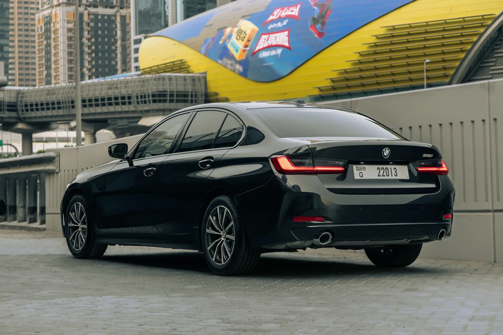 Kiralık BMW 3-Series 318i Siyah 2025 içinde Dubai - 8 
