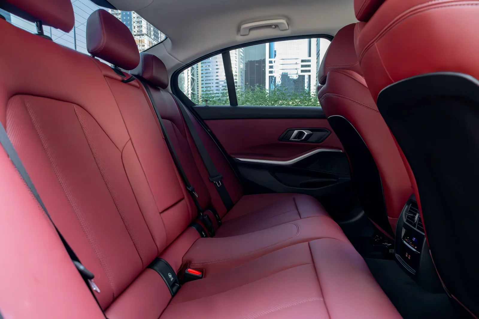 Kiralık BMW 3-Series 318i Siyah 2025 içinde Dubai - 12 