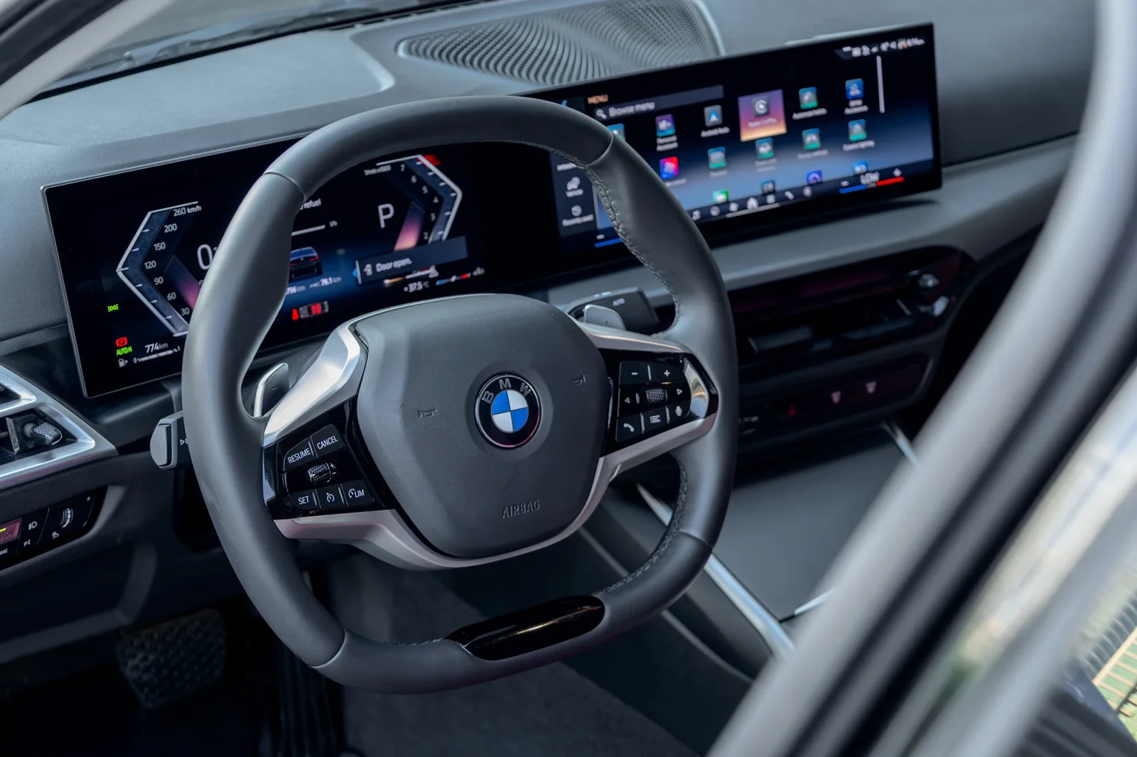 Kiralık BMW 3-Series 318i Siyah 2025 içinde Dubai - 3 