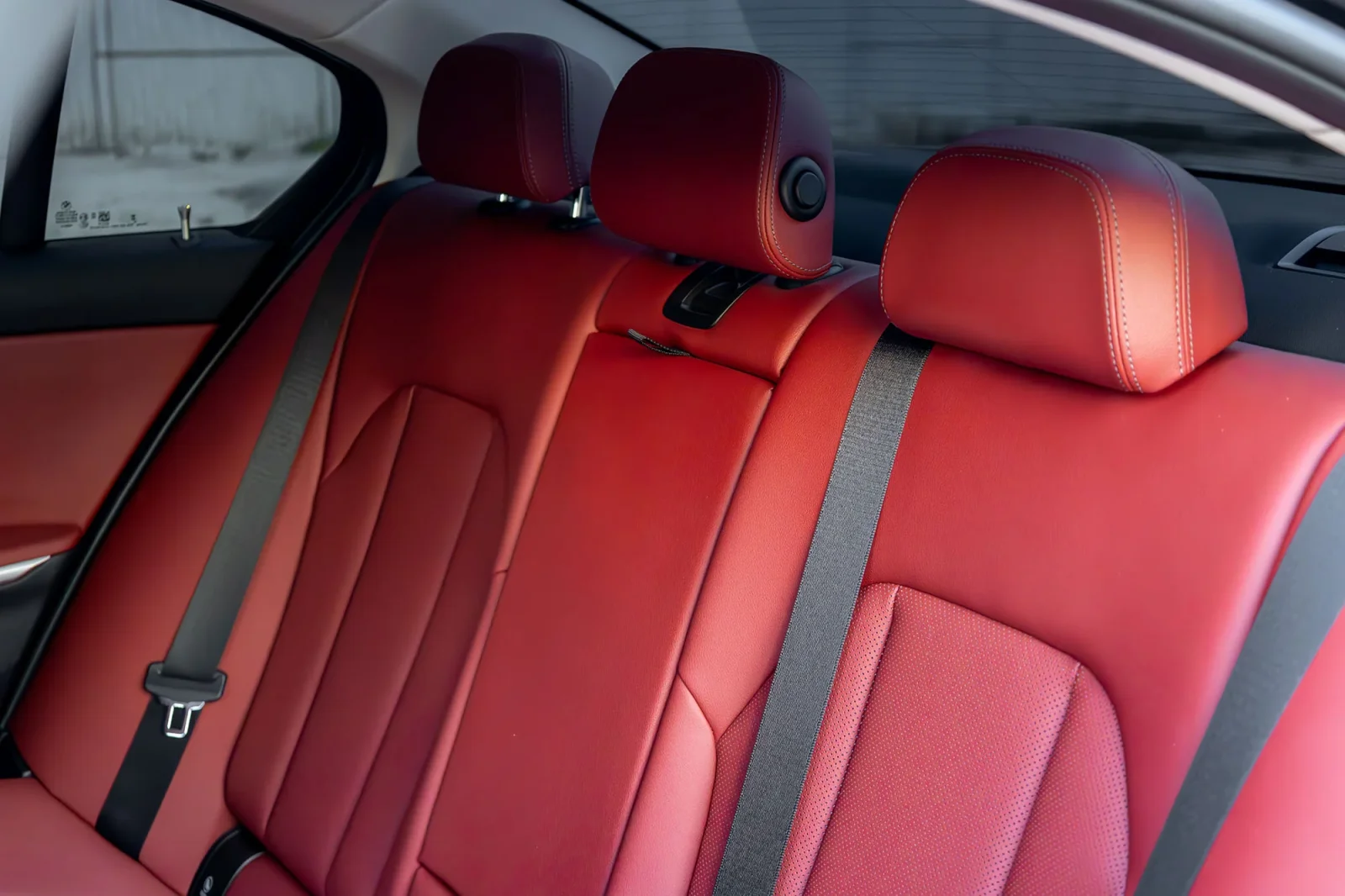 Kiralık BMW 3-Series 318i Siyah 2025 içinde Dubai - 5 