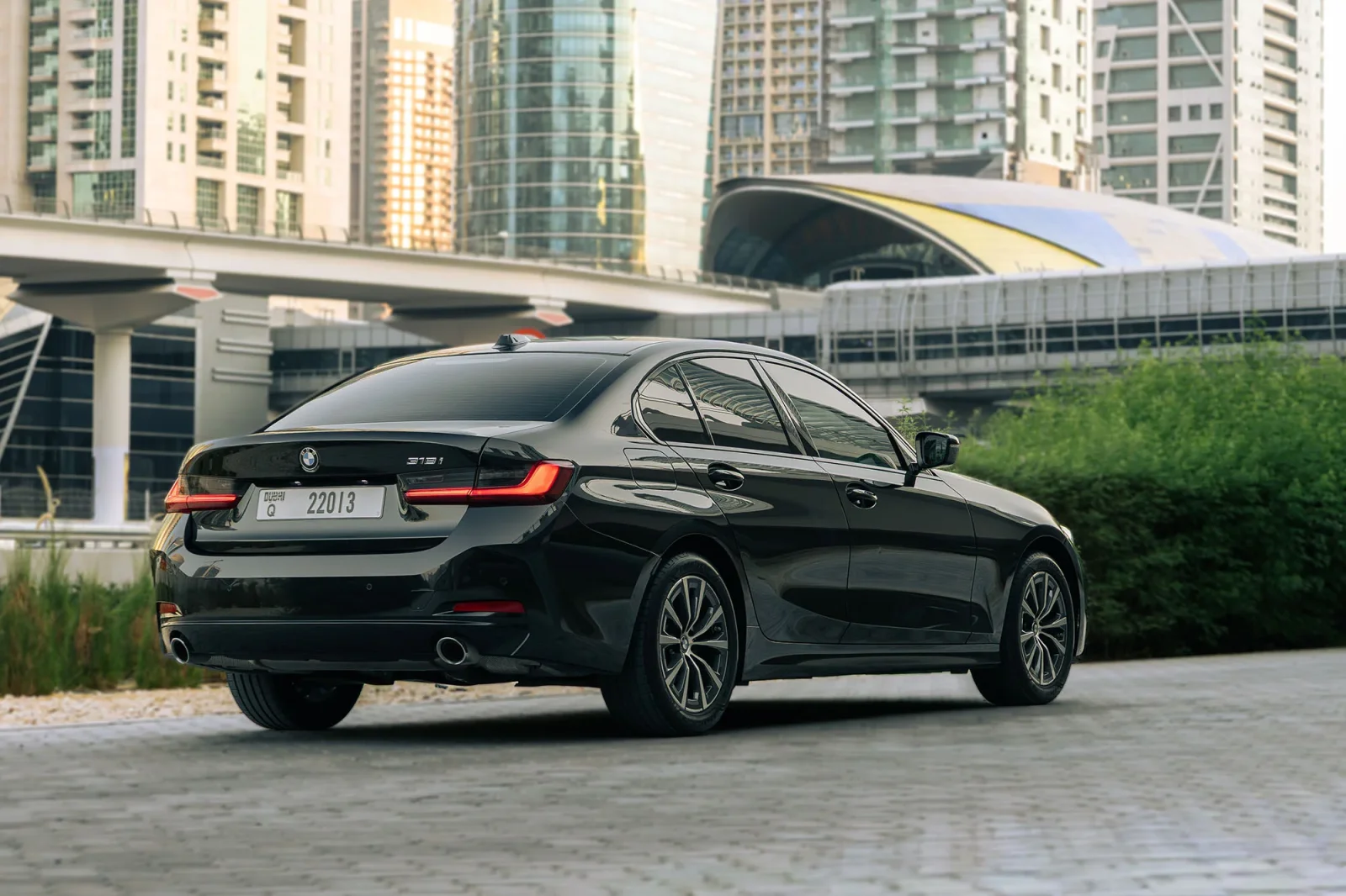 Kiralık BMW 3-Series 318i Siyah 2025 içinde Dubai - 13 