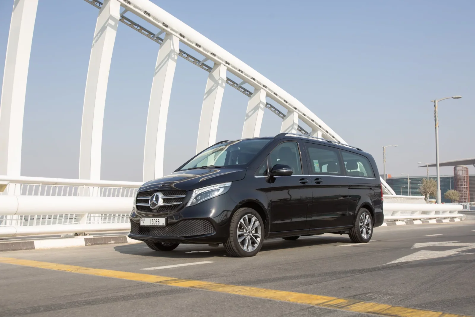 Kiralık Mercedes-Benz V-Class  Siyah 2022 içinde Dubai