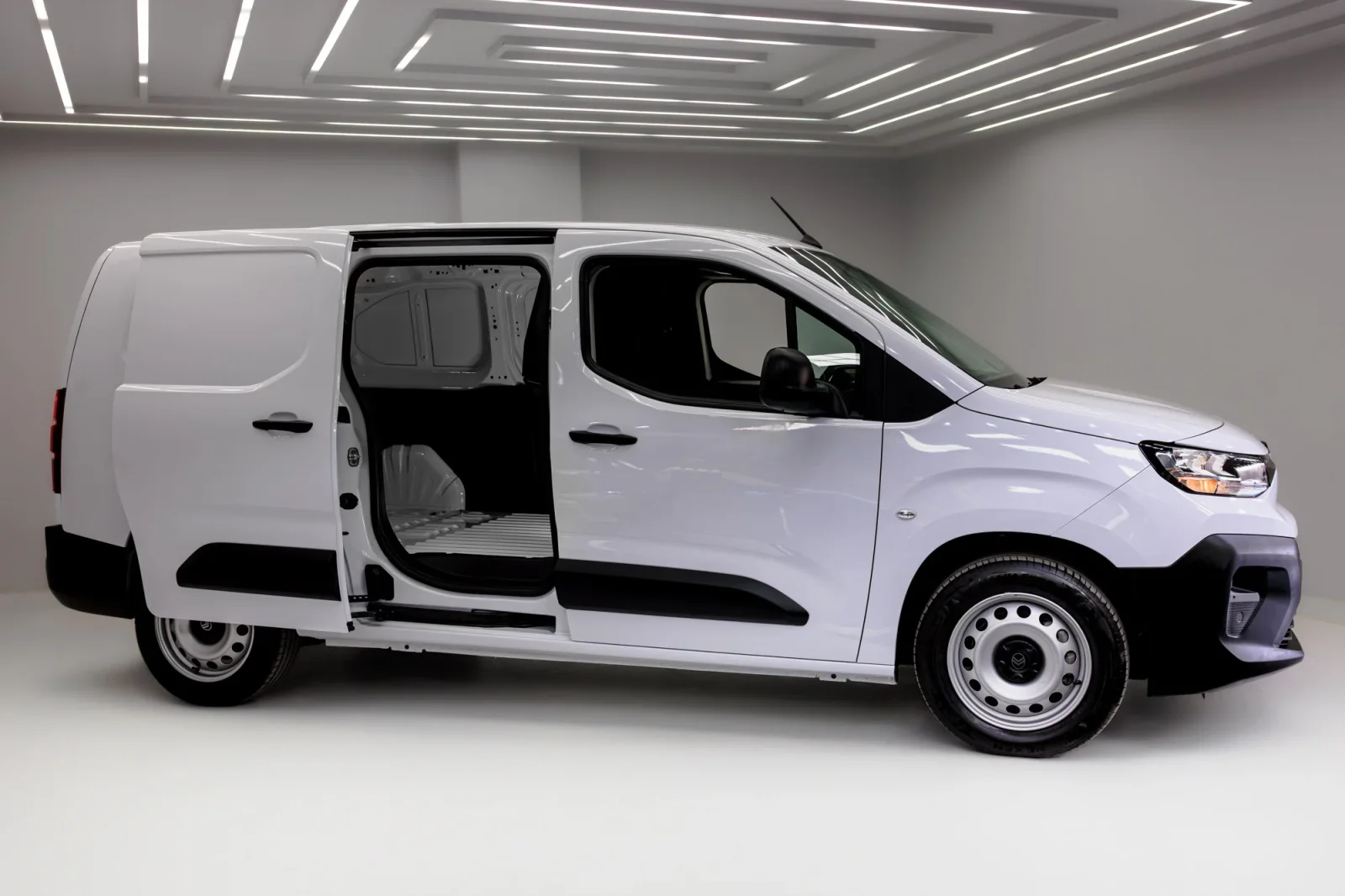 Rent Citroen Berlingo Long Manual White 2026 in Dubai - 6 